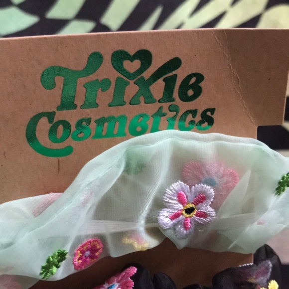 🌸💜🆕BNIP! NEVER WORN!Trixie Cosmetics RARE!SO!HARD TO GET!Scrunchies Set!💐🌻 - Picture 5 of 6